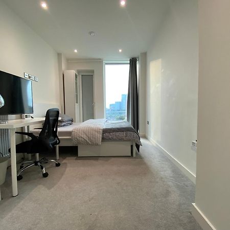 Private Suite In Luxury Shared Apartment 런던 외부 사진